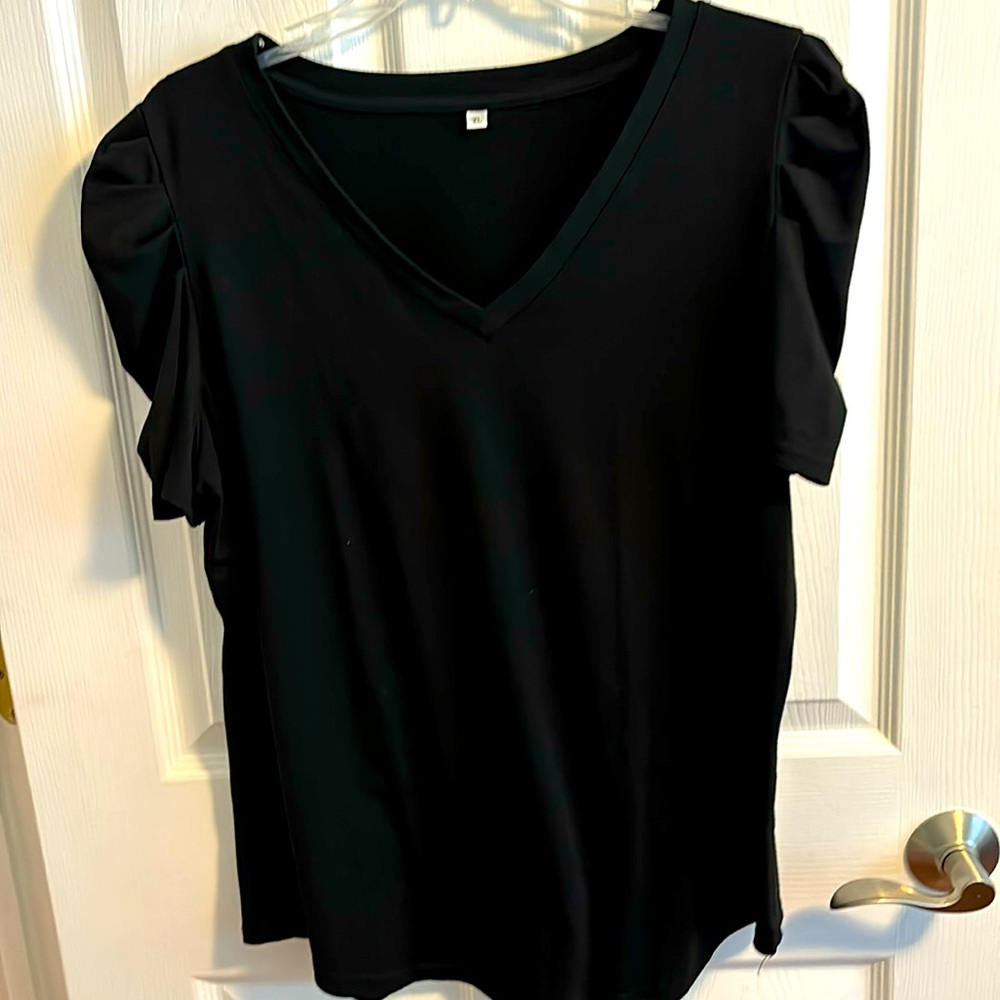 V-neck black t-shirt with ruffle sleeve